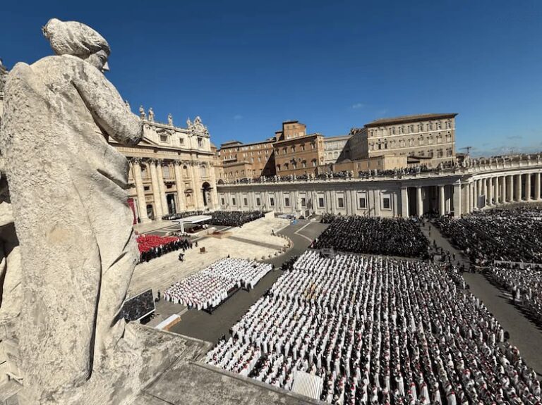 Vatikan: 200.000 Menschen bei Trauergottesdienst Etwa 200.000 Menschen nehmen am…