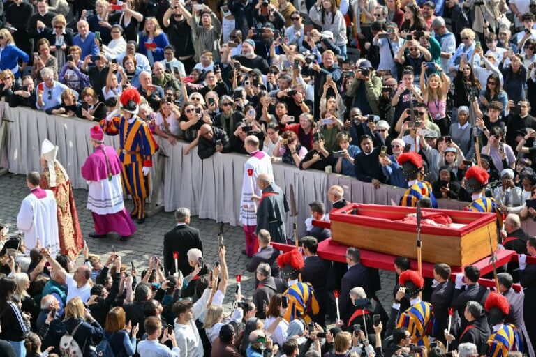 Vatikan: Leichnam von Papst Franziskus im Petersdom aufgebahrt Am Mittwochmorgen…