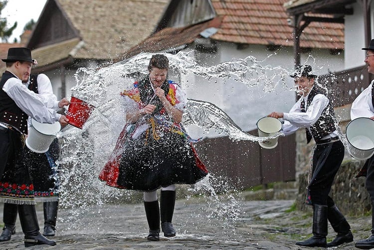 Was gehört traditionell zur Osterzeit in Ungarn?