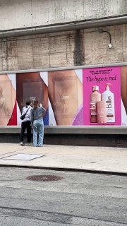 „Kratze und rieche“: Skurrile Deo-Werbung mit haarigen Achselhöhlen Eine Pflegem…