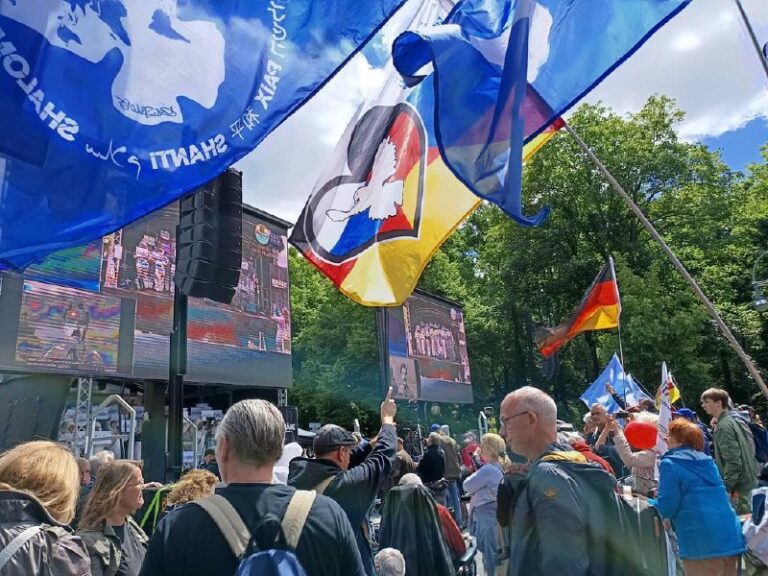 Berlin demonstriert für Frieden und Freiheit Zahlreiche Menschen haben sich an d…