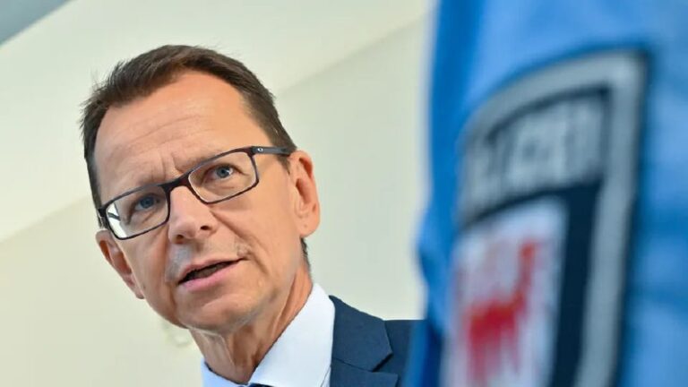 Brandenburgs Innenministerin entlässt Leiter des VerfassungsschutzesBrandenburg…