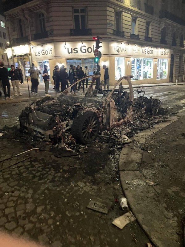 Chaos nach PSG-Sieg in Paris: Auto fährt in Menschenmenge Nach dem Einzug von #…