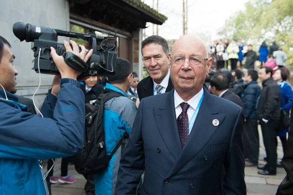 Der tiefe Fall des Klaus Schwab – Wie der „König von Davos“ über seine eigene Ma…