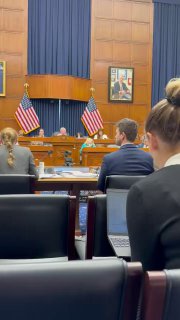 Eine nächtliche Marathonsitzung im #US-Kongress hat der71-jährigen Kongressabgeo…