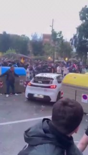 Frau fährt mit Auto in Fußballfans in #Barcelona – viele Verletzte  Vor dem Sta…