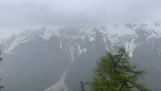 Gletschersturz verschüttet Teile von Bergdorf in der #Schweiz Eine gigantische L…