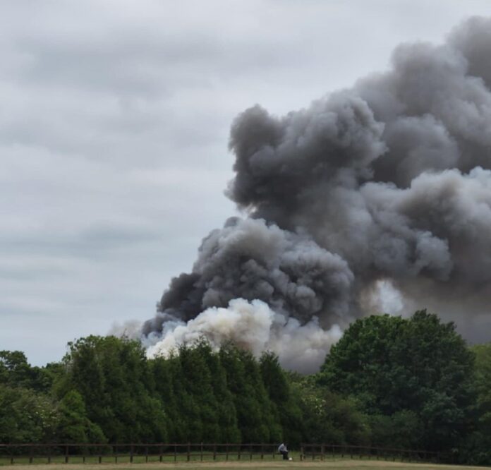  Großbrand auf historischem Fahrzeug- und Luftfahrtgelände in OxfordshireIn der ...