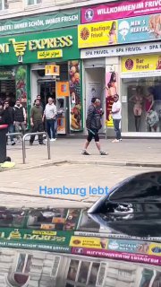 #Hamburg: Fußgänger überwältigen Mann mit KüchenmesserChaotische Szenen am Hambu…