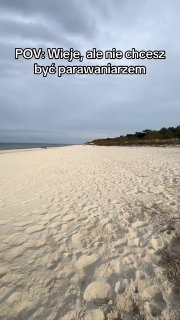 Kreativer Windschutz am Strand, oder?Drei Jungs haben an einem Strand in Kołobr…