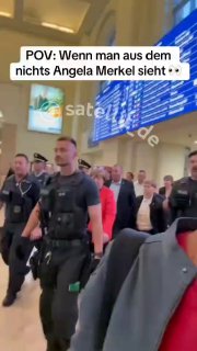 Merkel an Bahnhof von Polizei umzingeltDie frühere Bundeskanzlerin Angela Merkel…