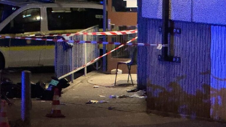 Messer-Attacke in Berlin: Mann sticht Polizisten in den HalsEin 28-Jähriger hat ...