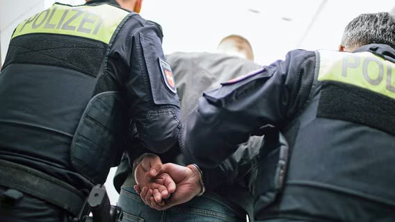 Messerattacke in Garbsen: Mann sticht Hausbewohner in den HalsIm niedersächsisch…
