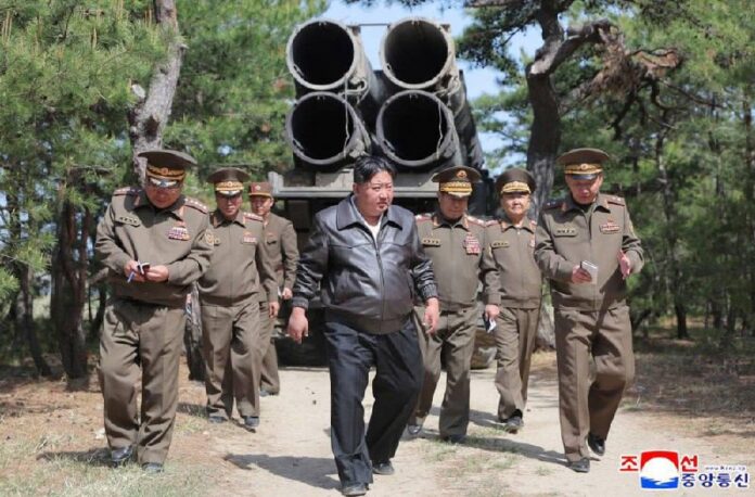 Nordkoreas Staatschef hält Übungen für den Fall eines Atomkriegs abAlle Militäre...