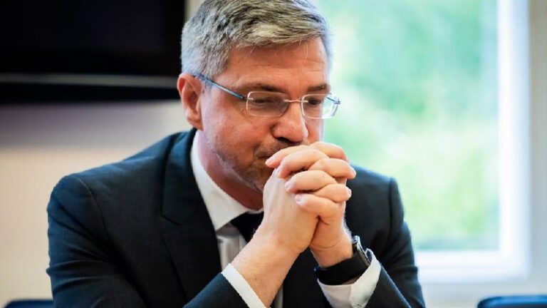 Oberbürgermeister von #Potsdam per Bürgerentscheid abgewähltBei einem Bürgerents…