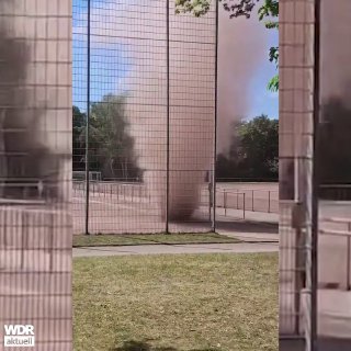 Staubteufeln haben am Montag auf einem Sportplatz in Deutz von Lukas Nümm in Köl…