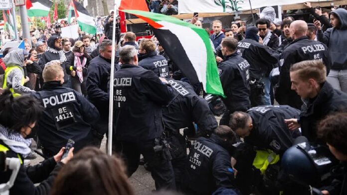 Verletzte und Festnahmen bei Nakba-Demo in Berlin Bei einer propalästinensischen...