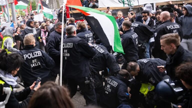 Verletzte und Festnahmen bei Nakba-Demo in Berlin Bei einer propalästinensischen…