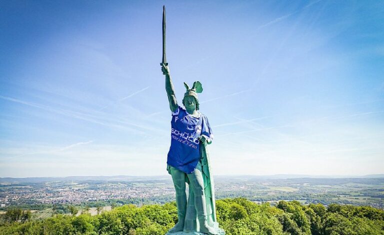 Vor dem DFB-Pokalfinale: Hermannsdenkmal im riesigen Arminia-TrikotDas Hermannsd...