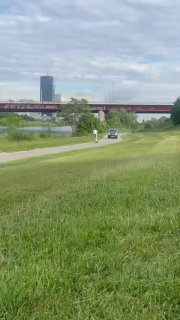 Wilde Verfolgungsjagd mit E-Scooter in Wien  Ein E-Scooter-Fahrer hat sich mit d…
