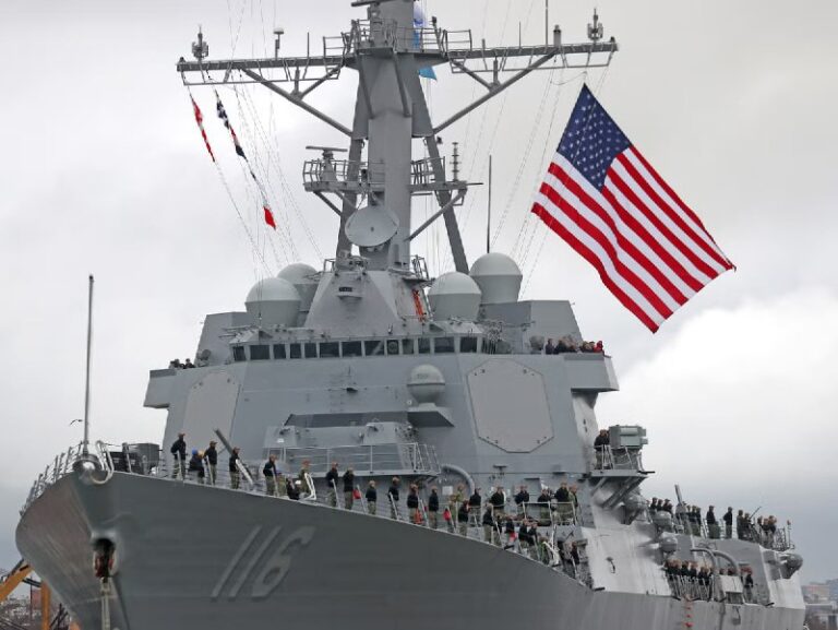 Die USA verlegen militärische Ressourcen in den Nahen Osten. Die USS Thomas Hudn…