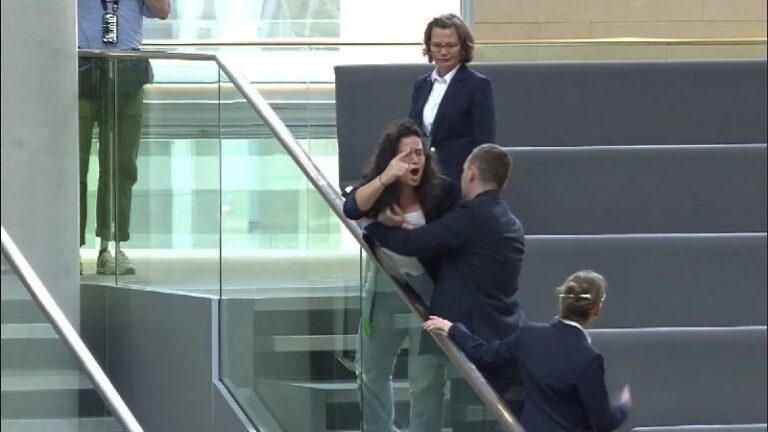 Doppelter Eklat im Bundestag bei Israel-DebatteIm Bundestag ist es in der Regier…