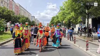 #Karneval der Kulturen in BerlinMit dem traditionellen Straßenumzug findet am So…