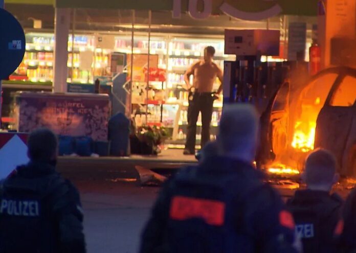 Mann mit brennendem Auto verschanzt sich in #TankstelleEin 34-jähriger Mann war ...