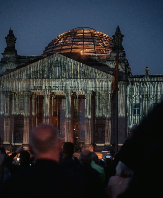 Reichstag erstrahlt wie bei Christo und Jeanne-Claude wieder Vor 30 Jahren hat d…