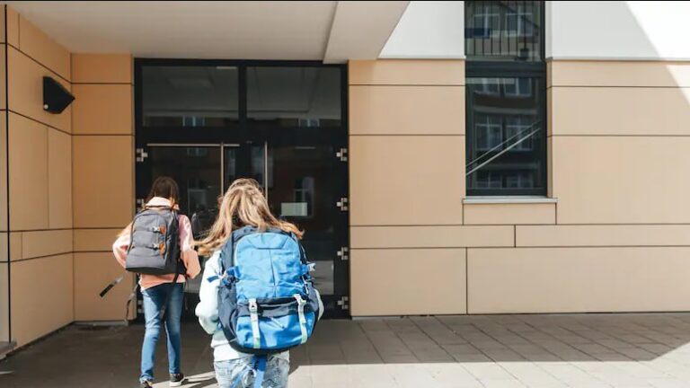 Skandal an einer Bremer Grundschule: Jahrelange illegitime #KameraüberwachungIn …