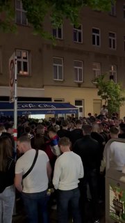 Wien: Serbische Fans feiern LändermatchAm Samstagabend haben Albanien und Serbie…