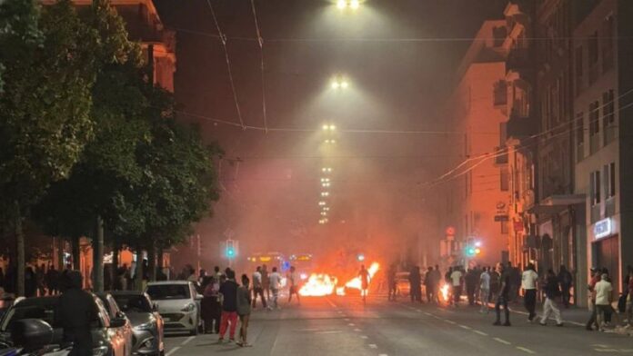 Schweiz erlebt Migrantenkrawalle – Lausanne brennt – VideosDie tödliche Flucht Schweiz erlebt Migrantenkrawalle – Lausanne brennt – VideosDie tödliche Flucht e...